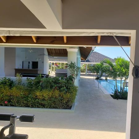 Breathtaking Villa At The Crest Richmond Exterior photo